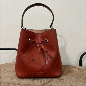Kate spade satchel/bucket purse . Gently used! Make me an offer please!